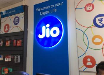Индийский оператор Jio Platforms привлек $9 млрд. от Facebook, Silver Lake и др