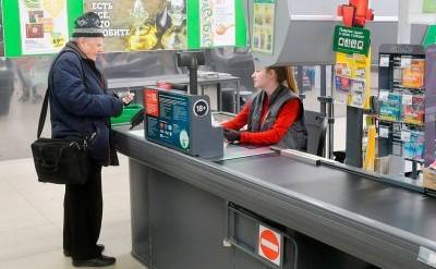 Россияне после пика пандемии стали реже платить картой в супермаркетах