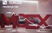 Российский рынок акций корректируется вниз после обновления максимума