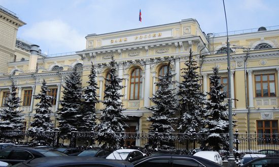 Банк России остановил покупку валюты на фоне падения рубля