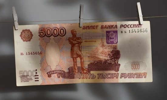 100 рублей за доллар и мировая рецессия: эксперты оценили последствия возможной войны