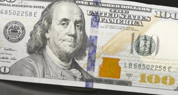 Доллар дорожает к евро и другим валютам на глобальном отказе от риска