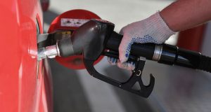 В российских регионах начал дешеветь бензин