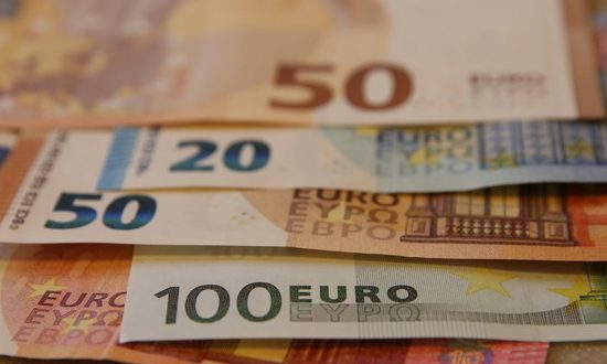 ЦБ разрешил снимать евро и покупать валюту у банков