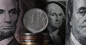 На 11.47 мск курс доллара падал до 70,98 рубля, курс евро – до 74,76 рубля